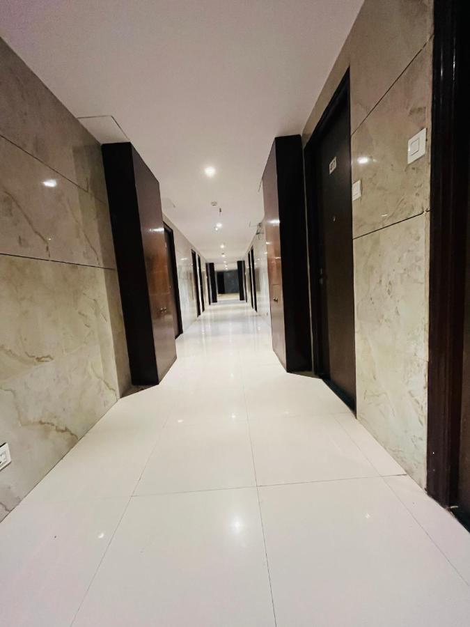 Hotel Nova Vesu Surat Buitenkant foto