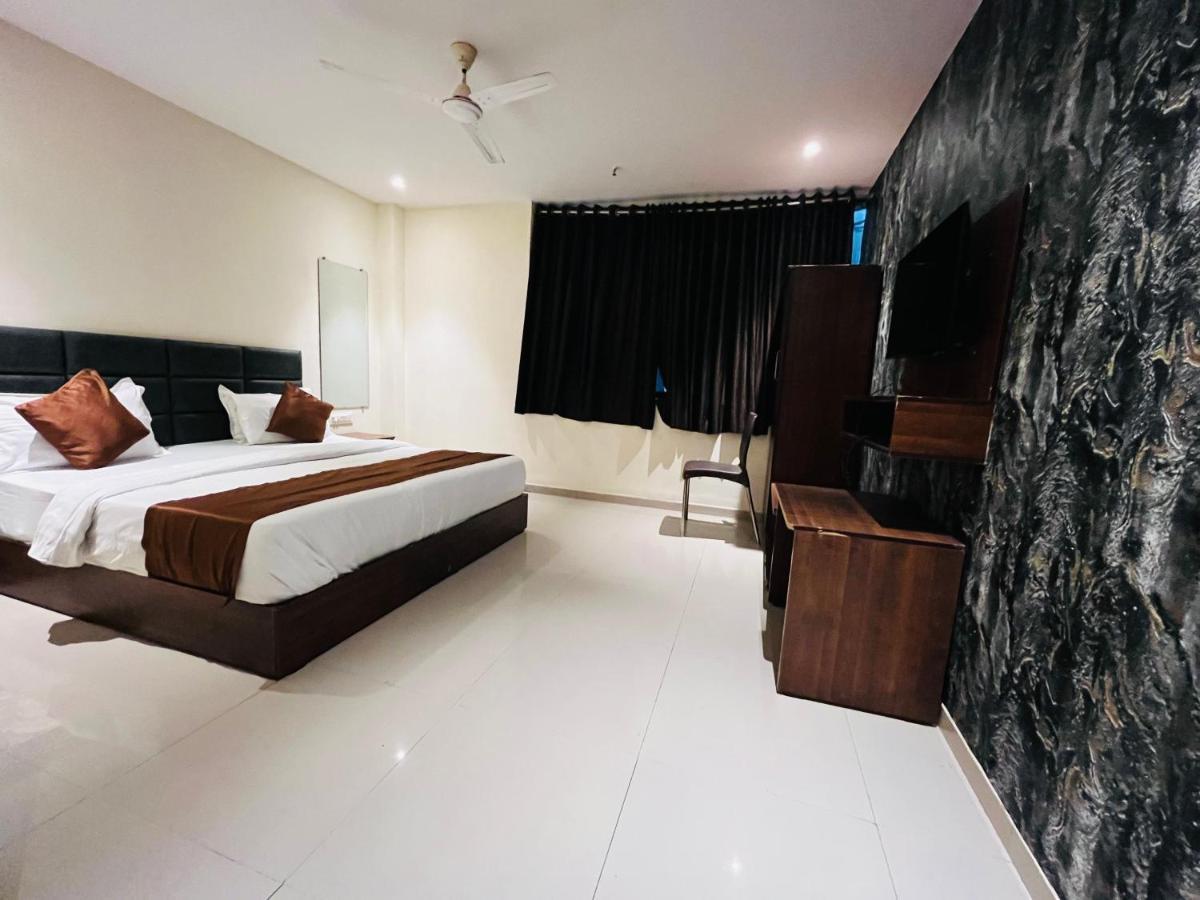 Hotel Nova Vesu Surat Buitenkant foto