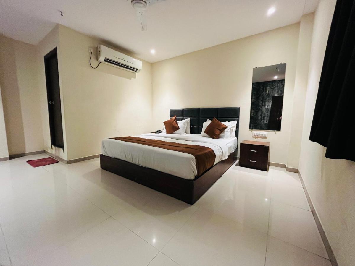Hotel Nova Vesu Surat Buitenkant foto